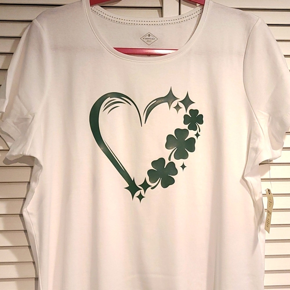 SHAMROCK T-SHIRT  Ladies Green Irish Shamrock Heart design scoop neckline NWT